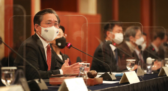 성윤모 산업통상자원부 장관이 24일 오전 서울 중구 롯데호텔에서 열린 제2차 중견기업 정책위원회에서 인사말을 하고 있다. 연합뉴스